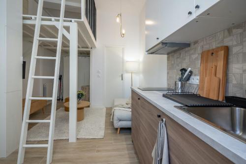 - une cuisine avec une échelle à côté d'un évier dans l'établissement Studio Part Dieu, à Lyon