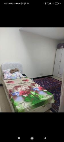 Zimmer mit einem Bett mit einer bunten Decke in der Unterkunft Lady's bedspace in Dubai