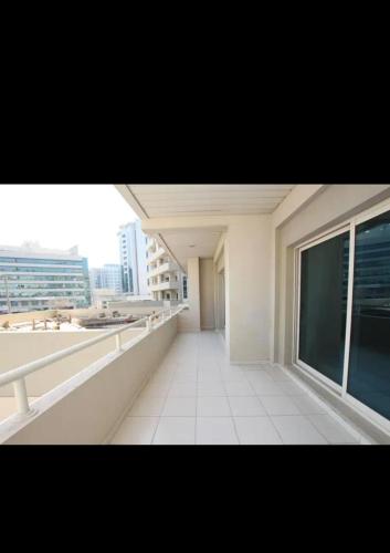 einen Balkon eines Gebäudes mit Stadtblick in der Unterkunft Lady's bedspace in Dubai