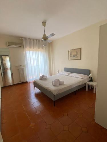 - une chambre avec un lit et un ventilateur de plafond dans l'établissement AV Apartment, à Aci Castello