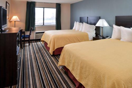 een hotelkamer met 2 bedden en een flatscreen-tv bij Wingate by Wyndham Beaver I-15 in Beaver