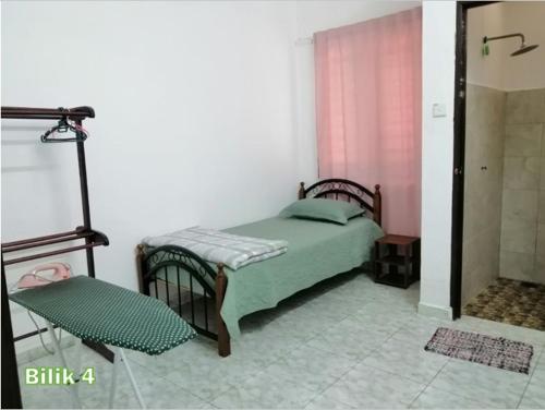 sypialnia z łóżkiem i ławką w pokoju w obiekcie Kampung Vibe @ Homestay Baiduri w mieście Slim River