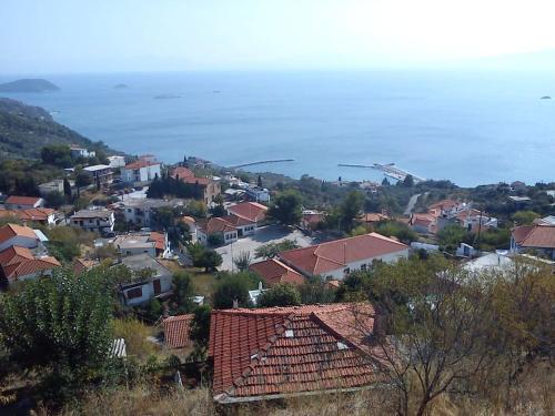 a town with houses and the ocean in the background at Viewtyhouse in AthÃ©aton