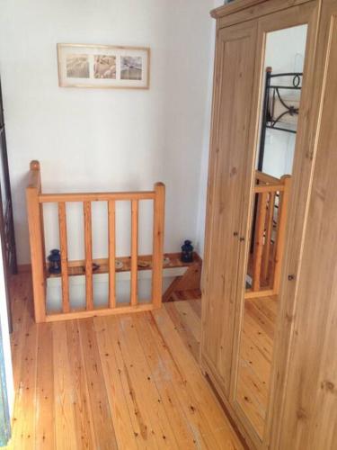 a room with a wooden cabinet and a bed at Viewtyhouse in AthÃ©aton