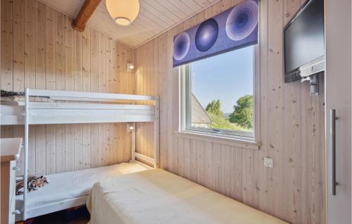 um pequeno quarto com um beliche e uma janela em Lovely Home In Brkop With Kitchen em Børkop