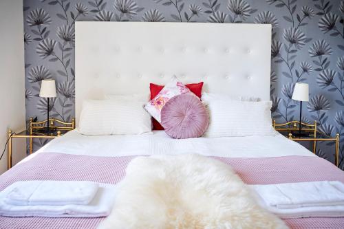 a bedroom with a white bed with red pillows at Borghamn Strand in Borghamn
