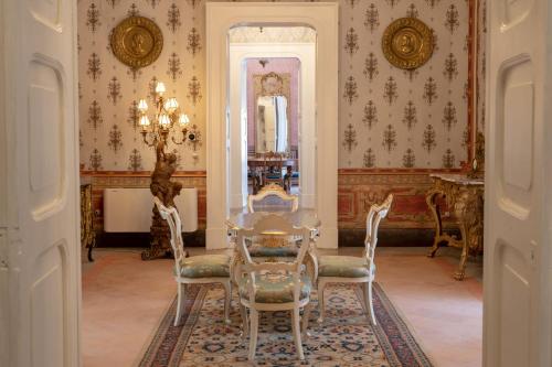 a dining room with a table and chairs and a mirror at Il Cavaliere al borgo antico in Copertino