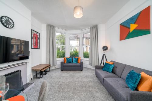 un soggiorno con divano e camino di Spacious king size 1bed flat in leafy suburb a Londra