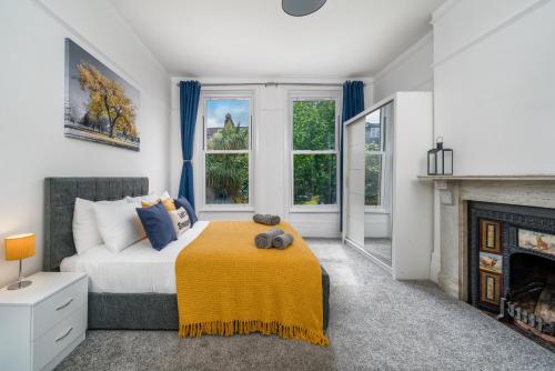 una camera con letto e camino di Spacious king size 1bed flat in leafy suburb a Londra