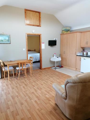ein Wohnzimmer mit Couch und Tisch in der Unterkunft Danubio Guest Accommodation in Doonbeg
