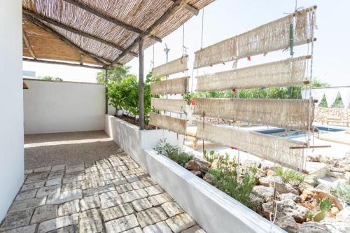 La alberca dentro o cerca de Trullo Santovia