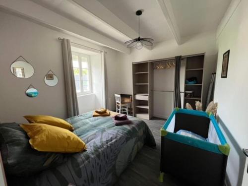 - une chambre avec un lit doté d'oreillers jaunes et bleus dans l'établissement Charmant gite, base idéale pour visiter la région, à Quettreville-sur-Sienne