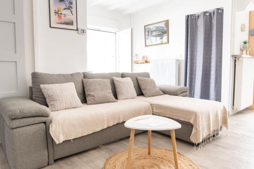 un salon avec un canapé et une table dans l'établissement La Teste hypercentre !au calme proche prés-salés, à La Teste-de-Buch