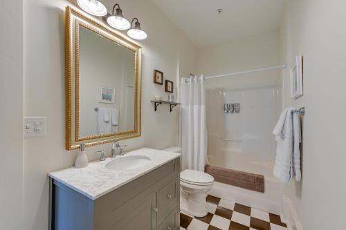 ein Badezimmer mit einem Waschbecken, einem WC und einem Spiegel in der Unterkunft Winston-Salem Vacation Rental - Walk Downtown! in Winston-Salem