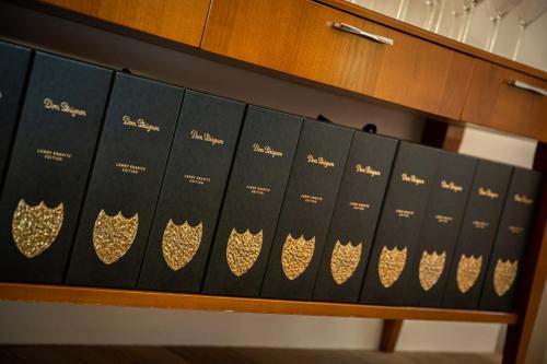 a row of black books on a shelf at Am Pfarrhof - Gourmethotel by Harald Irka in Sankt Andrä-Höch