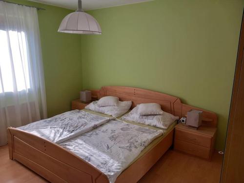 Un pat sau paturi într-o cameră la Ferienhaus