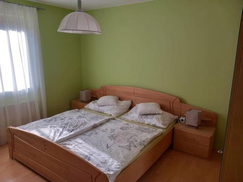 - une chambre avec un lit et 2 oreillers dans l'établissement Ferienhaus, à Maria Wörth