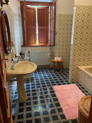 a bathroom with a sink and a mirror and a tub at Villa prestigiosa ampie metrature in Altipiani di Arcinazzo