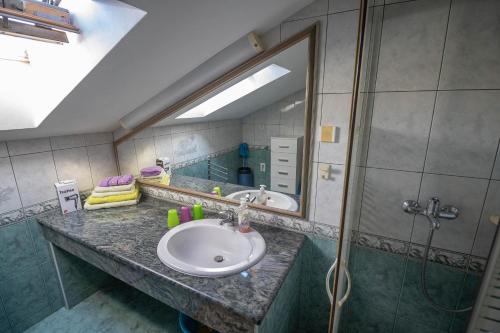 y baño con lavabo y espejo. en Fredi, en Mali Lošinj