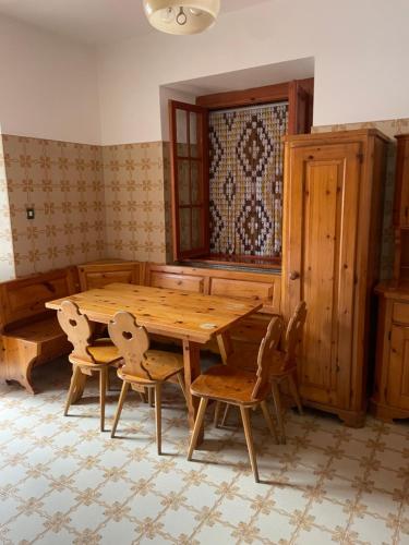 a wooden table and chairs in a room at Villa prestigiosa ampie metrature in Altipiani di Arcinazzo