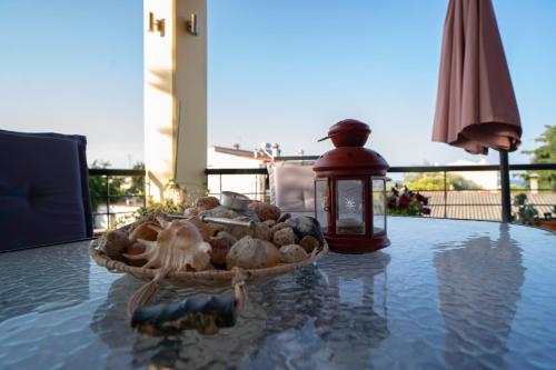 einen Tisch mit einem Korb mit Schalen und einer Laterne in der Unterkunft Vacation House in Agiokampos in AgiaKampos