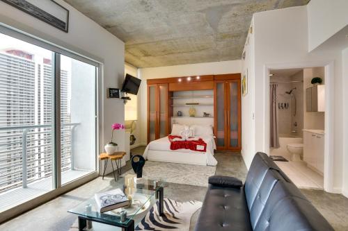 un salon avec un canapé et un lit dans l'établissement Trendy Downtown Miami Studio Pools, Views and More!, à Miami