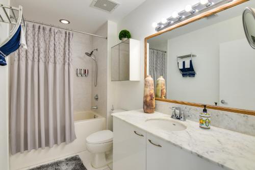 une salle de bain avec un lavabo, des toilettes et une douche dans l'établissement Trendy Downtown Miami Studio Pools, Views and More!, à Miami