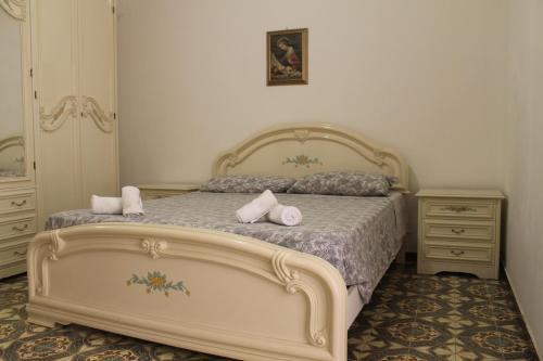 una camera da letto con un grande letto con cuscini rosa di Lago delle Magnolie Baia Verde a Gallipoli