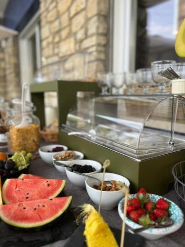 einen Tisch mit Schalen mit Obst und Snacks in der Unterkunft Il Volo in Sperlonga