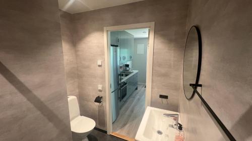 y baño con lavabo y espejo. en Villa sjöviken 24, en Kolmården