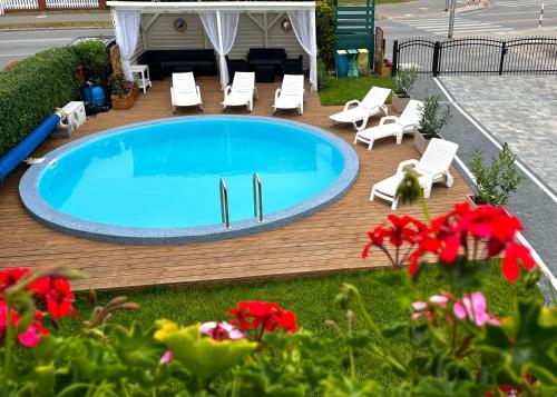 basen na drewnianym tarasie z leżakami w obiekcie Wachta Rewal - grzany basen, bezpłatny parking w Rewalu
