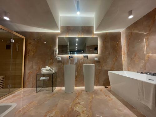 łazienka z wanną i umywalką w obiekcie 4heavens_naples w mieście Napoli