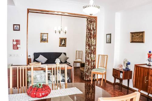 a living room with a couch and a table at Casa da Mariazinha in Costa da Caparica