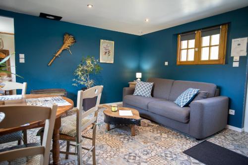 un salon avec un canapé et une table dans l'établissement La ferme de Mademoiselle Jeanne, à Arrest