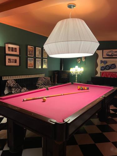 a ping pong table in a room with a ceiling at Casa do Sobro in Santo Estêvão