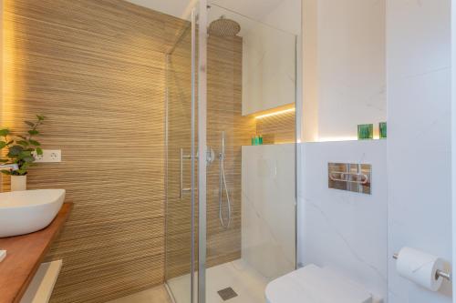 e bagno con doccia, servizi igienici e lavandino. di Atico CL centro Granada a Granada