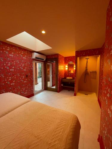 Santo Estêvão的住宿－Casa do Sobro，一间卧室设有红色的墙壁、一张床和一间浴室。