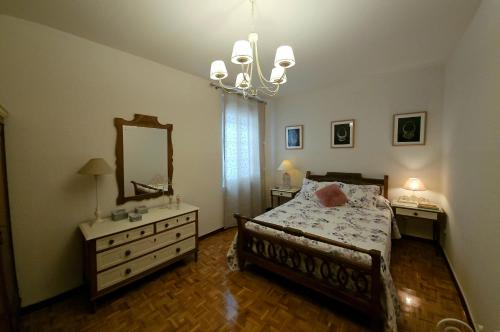 um quarto com uma cama, uma cómoda e um espelho em La casa del mirador em Zamora