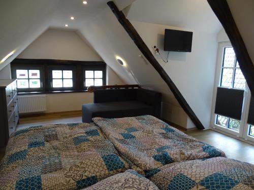 ein Schlafzimmer mit einem Bett und eine Treppe mit Fenstern in der Unterkunft Ferienhaus Bultperle in Hüde