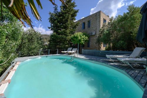 a swimming pool in front of a house at Kandinella in Lambiní