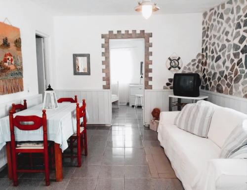 sala de estar con sofá blanco y mesa en Villa Glyfos, en Kerveli