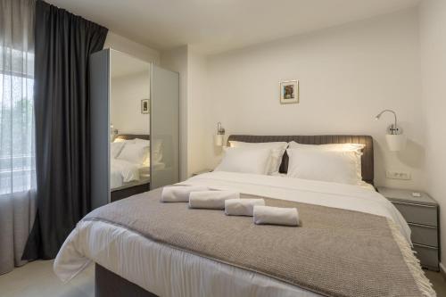 1 dormitorio con 1 cama grande y 2 toallas. en Villa Ljuba, en Pićan