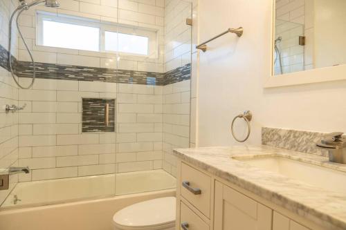 Villa La Verde - Newly Designed 4BR Villa with Pool & Guesthouse by Topanga photo 37