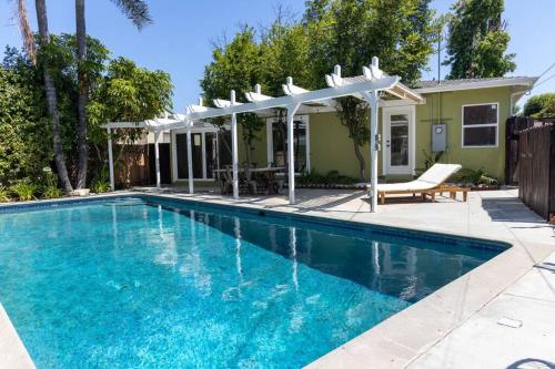 una piscina con pérgola junto a una casa en Villa La Verde - Newly Designed 4BR Villa with Pool & Guesthouse by Topanga, en Los Ángeles