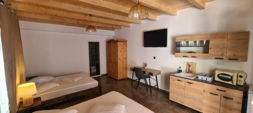 1 dormitorio con 1 cama y escritorio con microondas en Vita de vie estival, en Costinesti