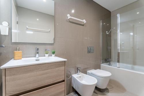 Ένα μπάνιο στο Emerson Plaza stunning 2 bedroom apartment with sea view