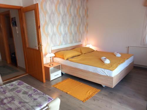 sypialnia z łóżkiem i stołem z lampką w obiekcie Lavender Apartment w Hévízie