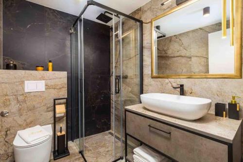 Ένα μπάνιο στο SROK luxury apartment with pool