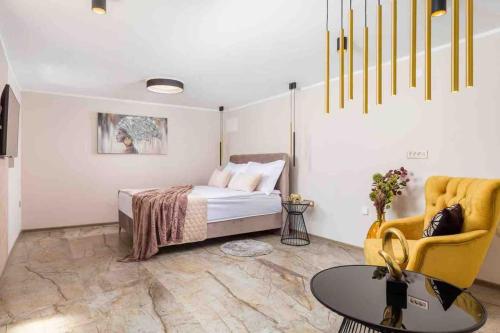 Ένα ή περισσότερα κρεβάτια σε δωμάτιο στο SROK luxury apartment with pool