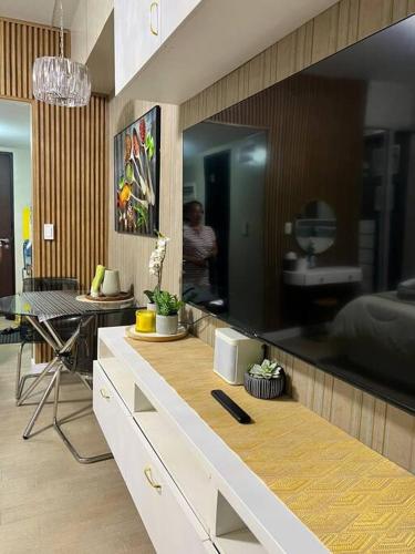 Zimmer mit einer Theke und einem großen Spiegel in der Unterkunft Luxury Suite in Araneta in Manila